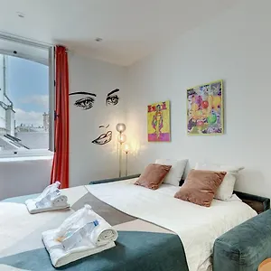 212 Louboutin - Superb In Apartment